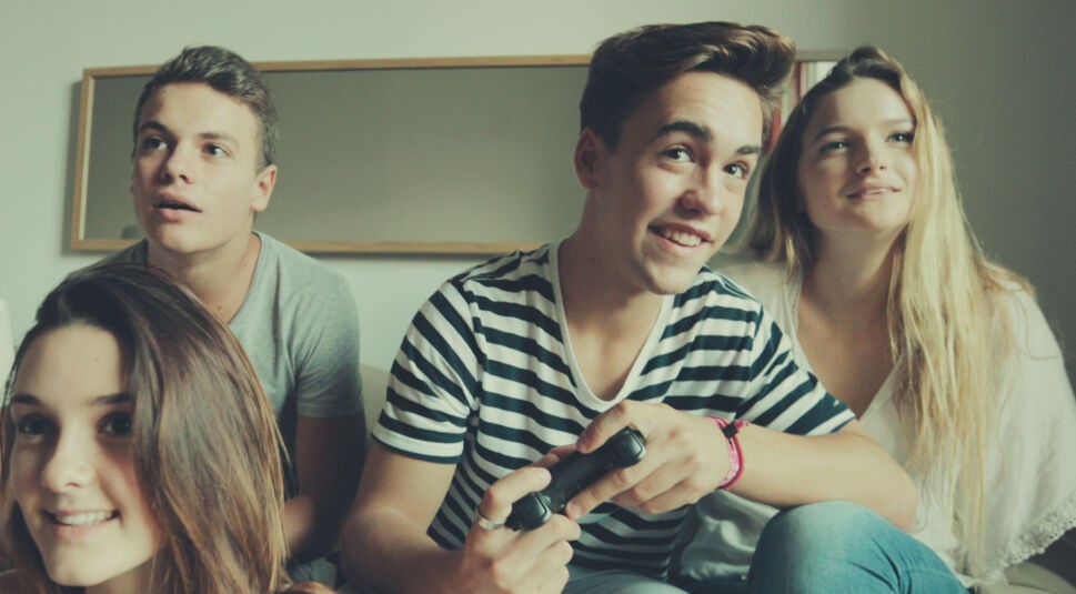 Jugendliche spielen PlayStation 4 