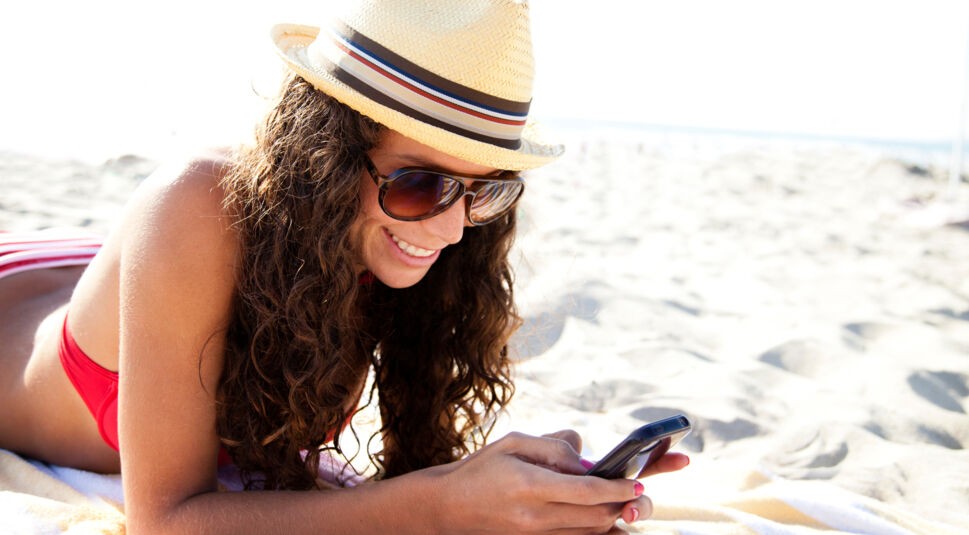 Frau tippt am Android-Handy.