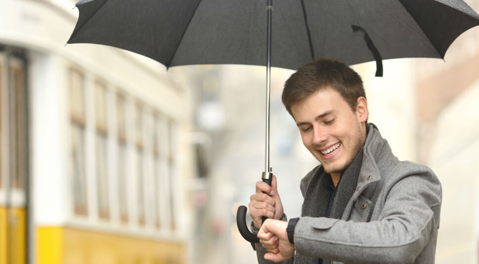  Einfach nur einen Blick auf die Smartwatch werfen und schon weißt Du, ob Du Regenschirm oder Sonnenbrille einpacken solltest.