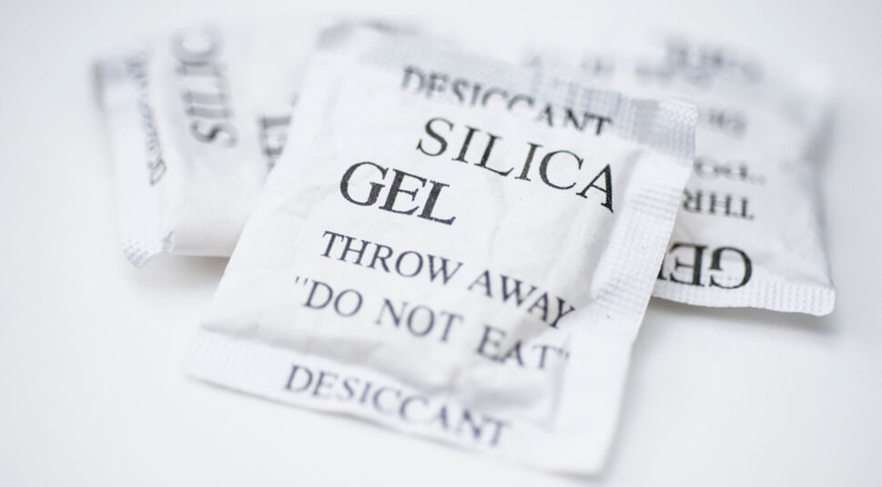 Mit Silikagel entziehst Du einem nassen Smartphone Feuchtigkeit.