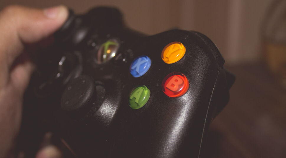 Der Xbox 360 Controller benötigt für Wireless-Übertragung einen Adapter.