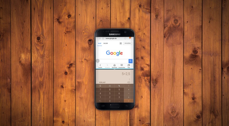 Ein Samsung Galaxy S7 auf Holzhintergrund.