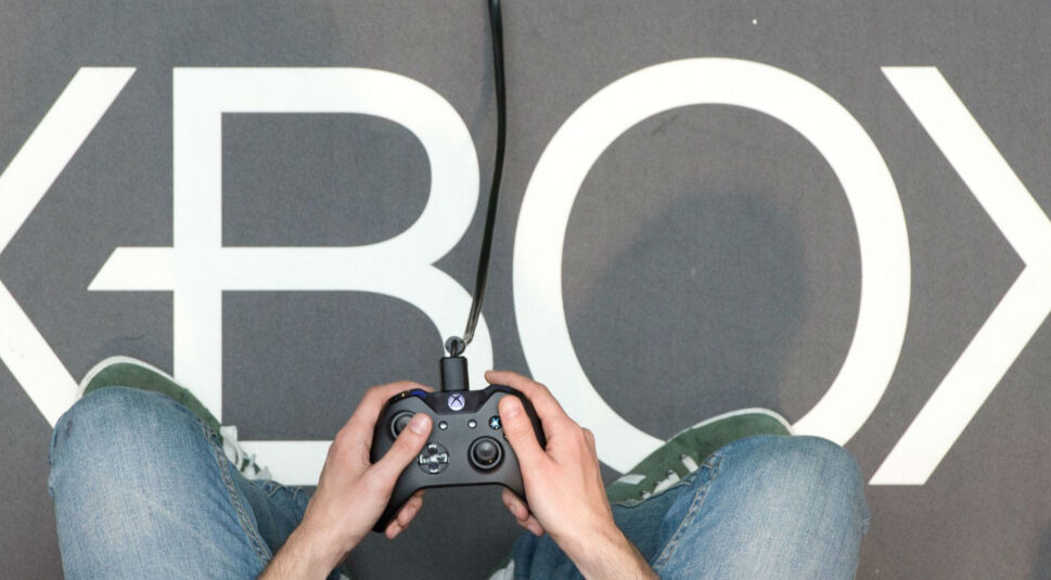 Mit dem Xbox-One-Controller zocken.