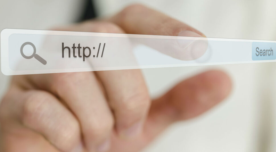 Hand tippt Internetadresse ein.