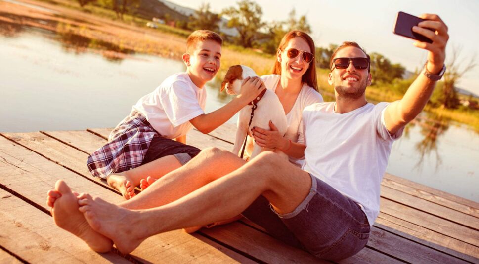 Familie macht Selfie im Urlaub