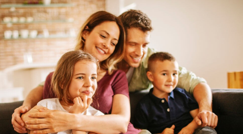Familie spielt mit Nintendo Switch.