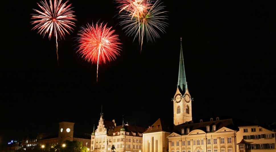 Feuerwerk über einer Stadt.