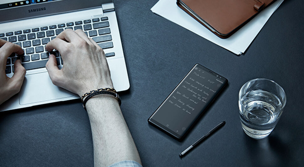 Galaxy Note 8 liegt neben Rechner.