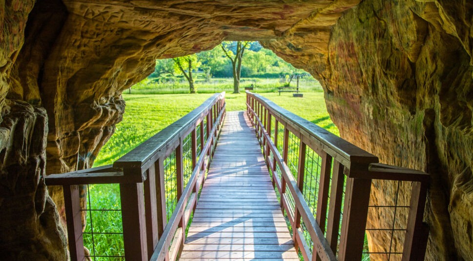 Ein HDR-Foto, auf dem eine Brücke zu sehen ist.
