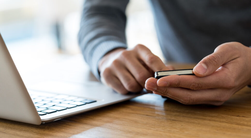 Mann tippt auf iPhone.