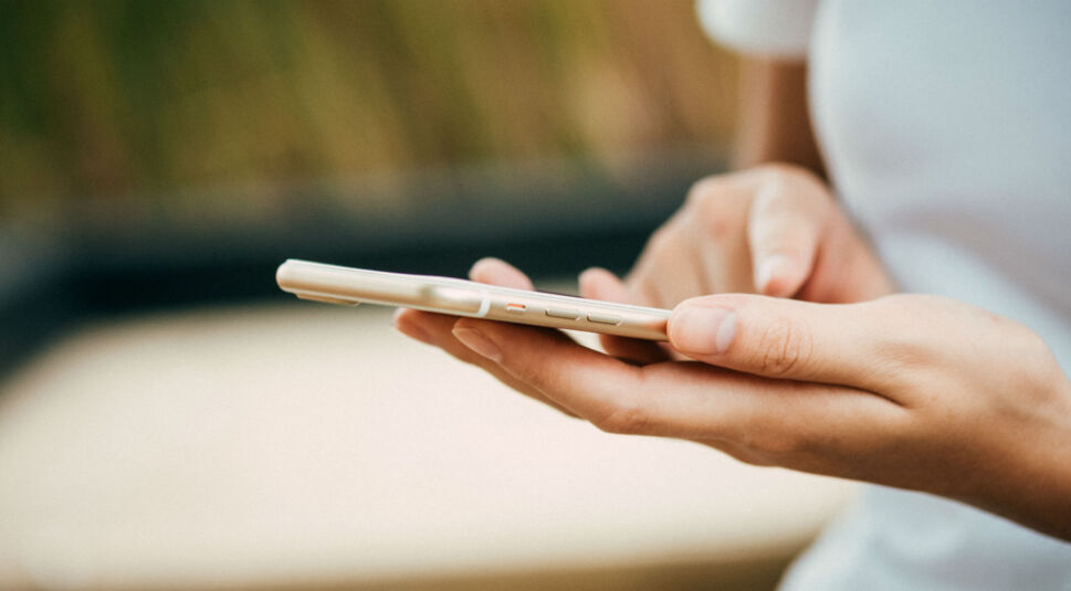 Jemand hält ein iPhone in der Hand,.