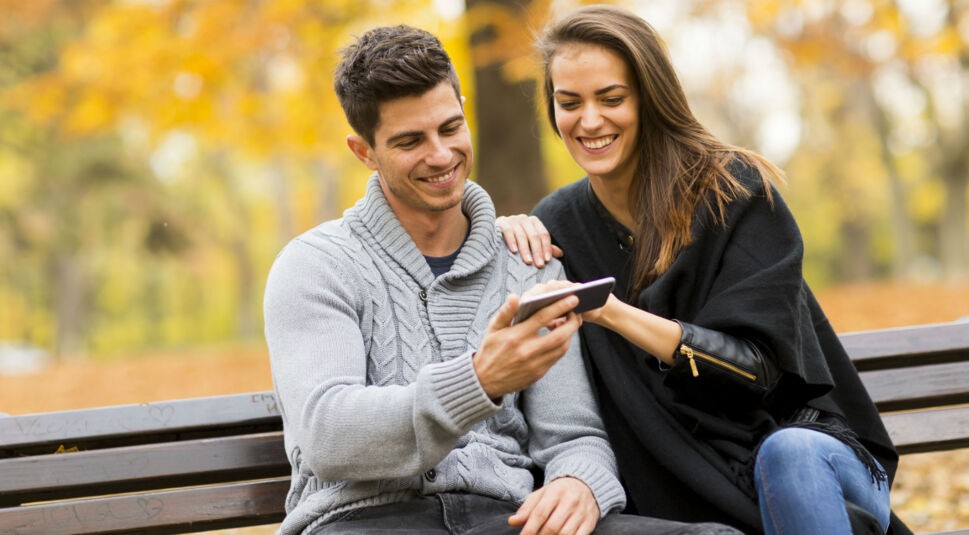 Paar im Herbst im Park.