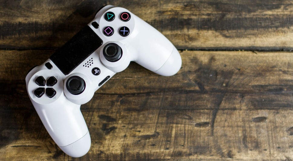 Weißer PlayStation 4-Controller.