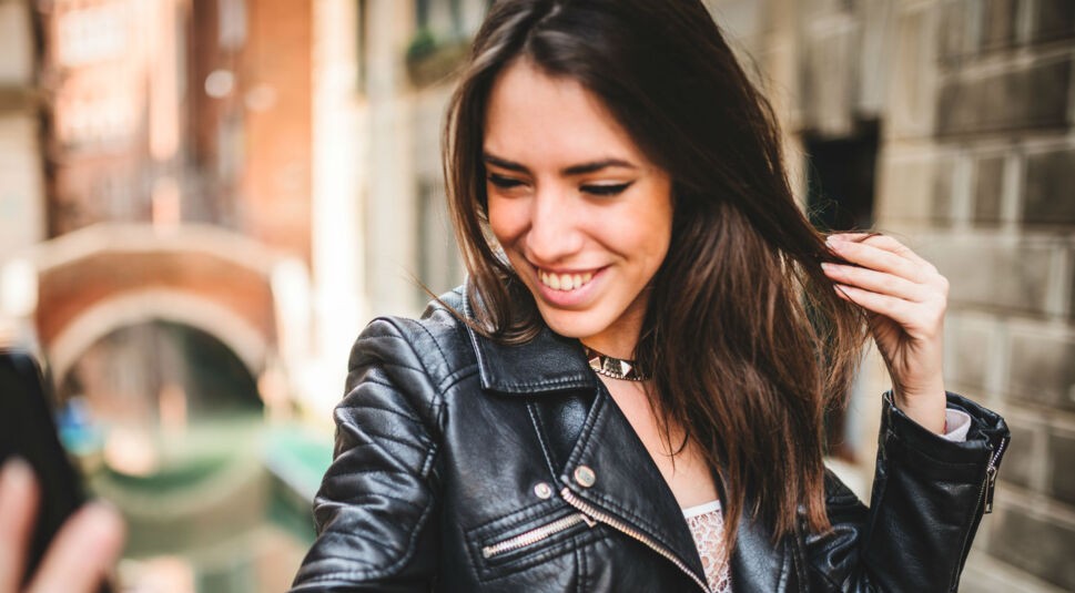 Frau in schwarzer Kleidung macht Selfie in Venedig.