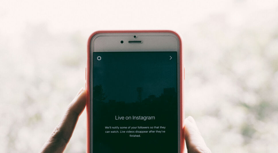 Instagram Live-Video auf Smartphone-Display.