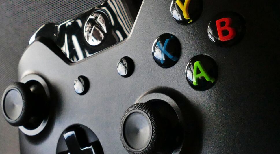 Der Xbox Controller lässt sich an die PS4 anschließen.