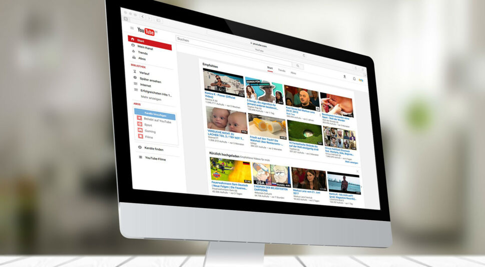 Apples weißer Mac-Computer mit YouTube im Browser geöffnet.