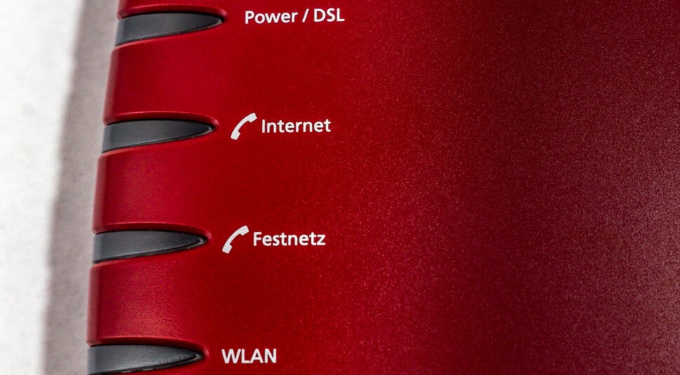 Ein roter DSL-Router für WLAN und Telefonie.