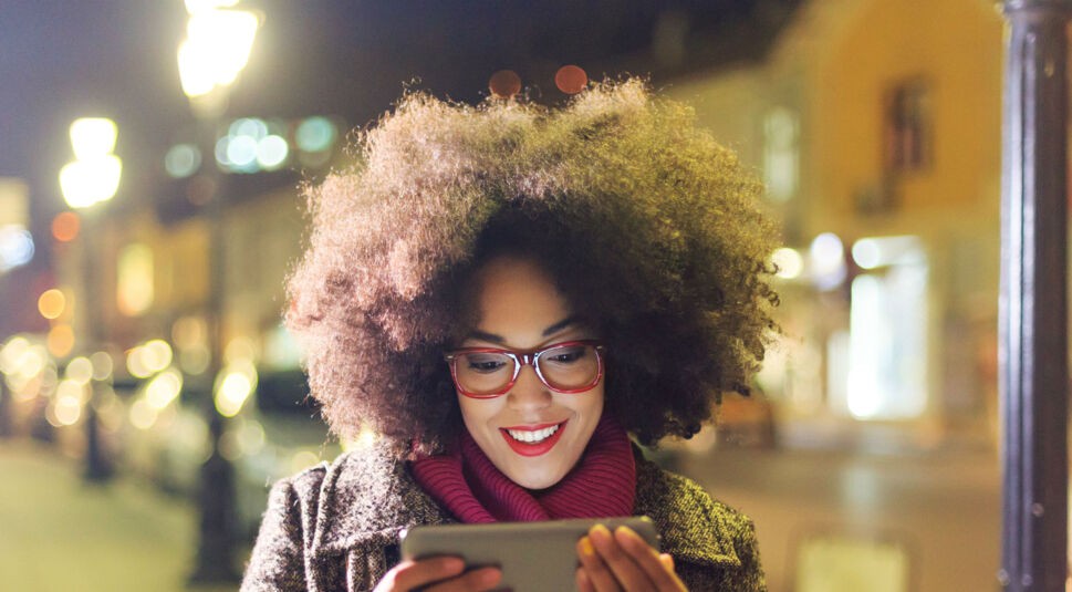 Frau hält Tablet in der Hand