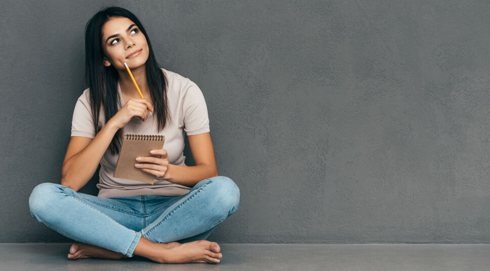 Frau mit Stift und Zettel