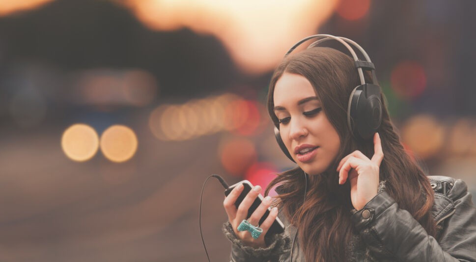 Eine Frau nutzt ihr Smartphone als Audio Recorder