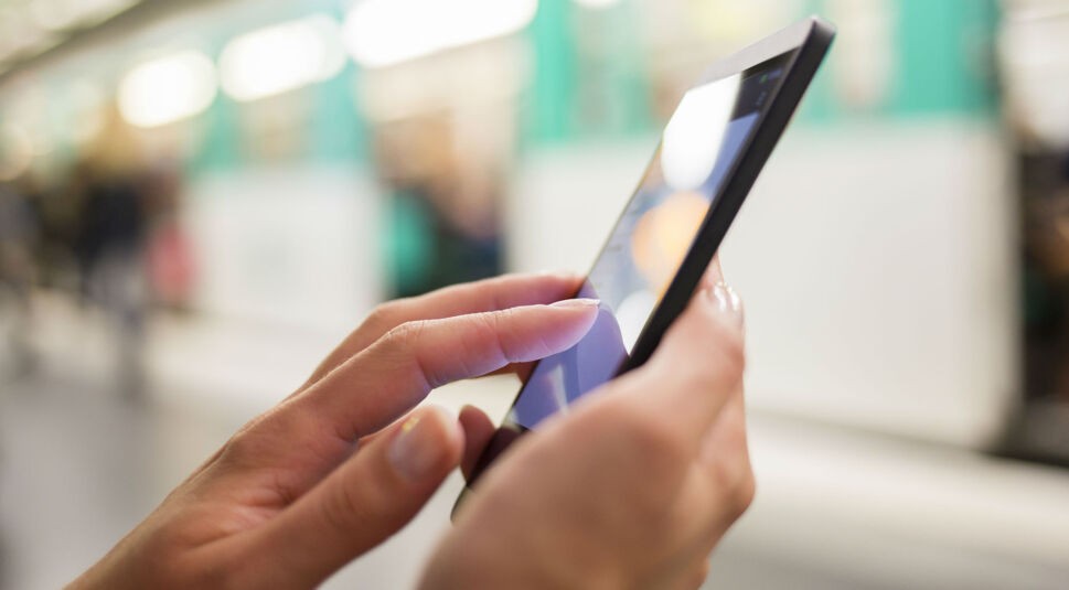 Hand agiert mit dem Smartphone.