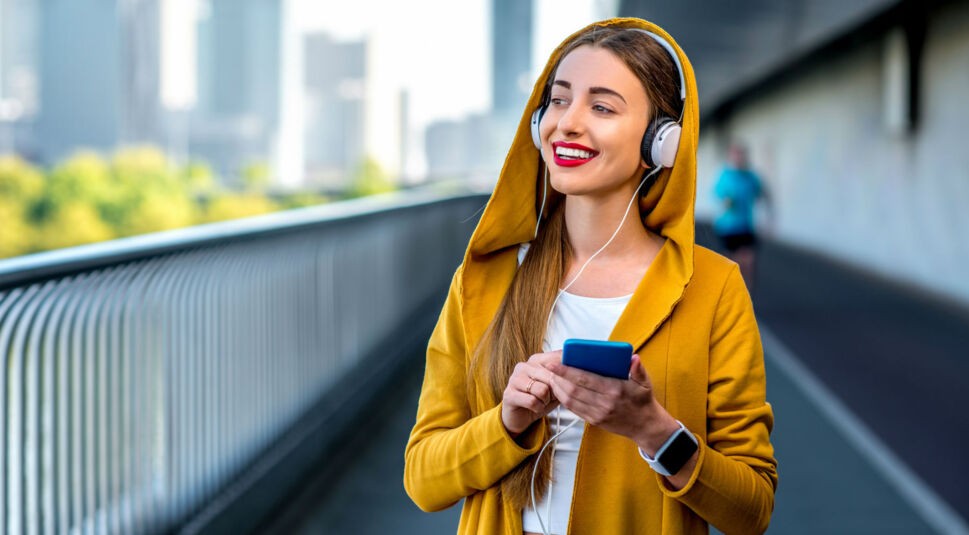 Frau mit iPhone hört Musik