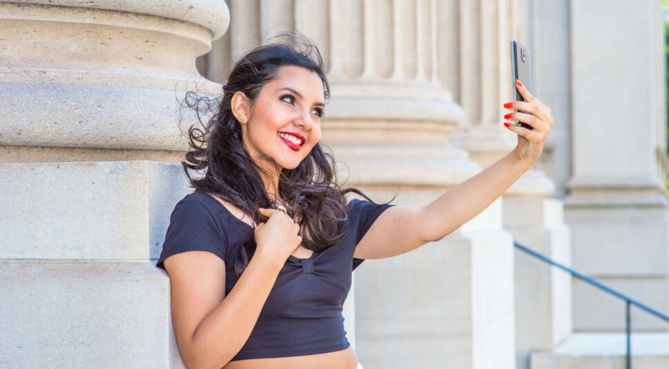 Junges Mädchen macht Selfie.