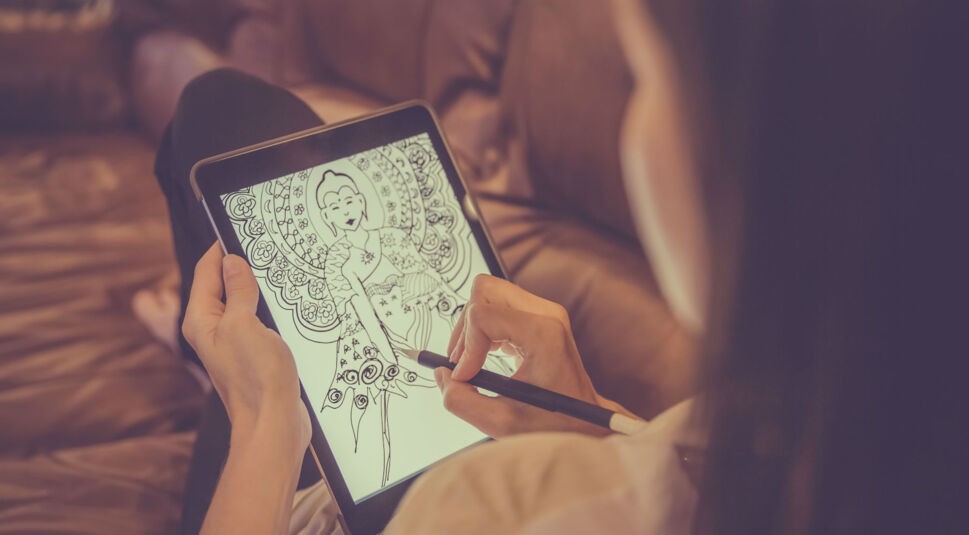 Mädchen zeichnet Motiv auf dem Tablet.