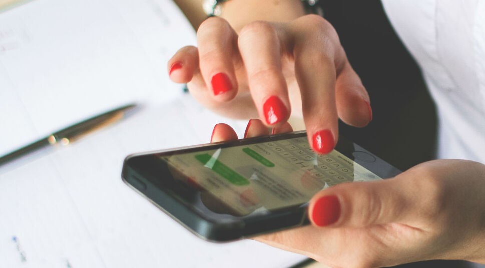 iPhone mit WhatsApp auf dem Bildschirm.