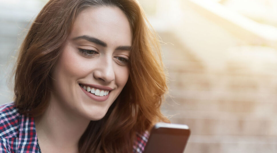 Frau schaut auf iPhone