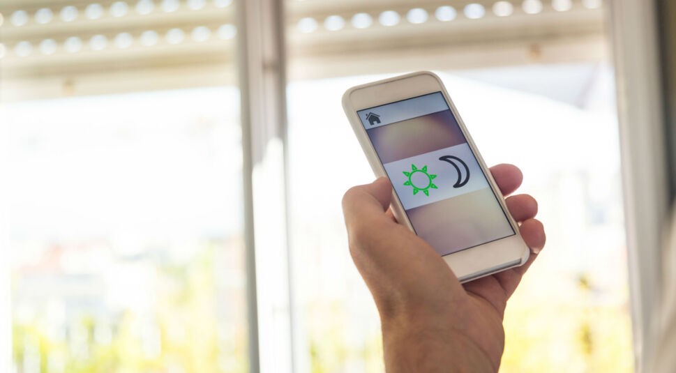 Smart Home: Rollläden mit dem Smartphone herunterfahren.