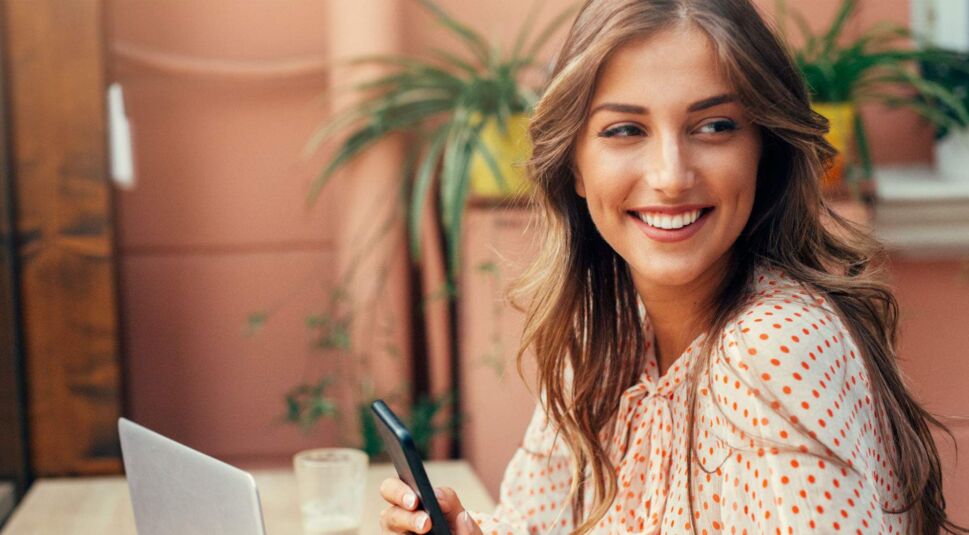 Junge Frau mit Smartphone
