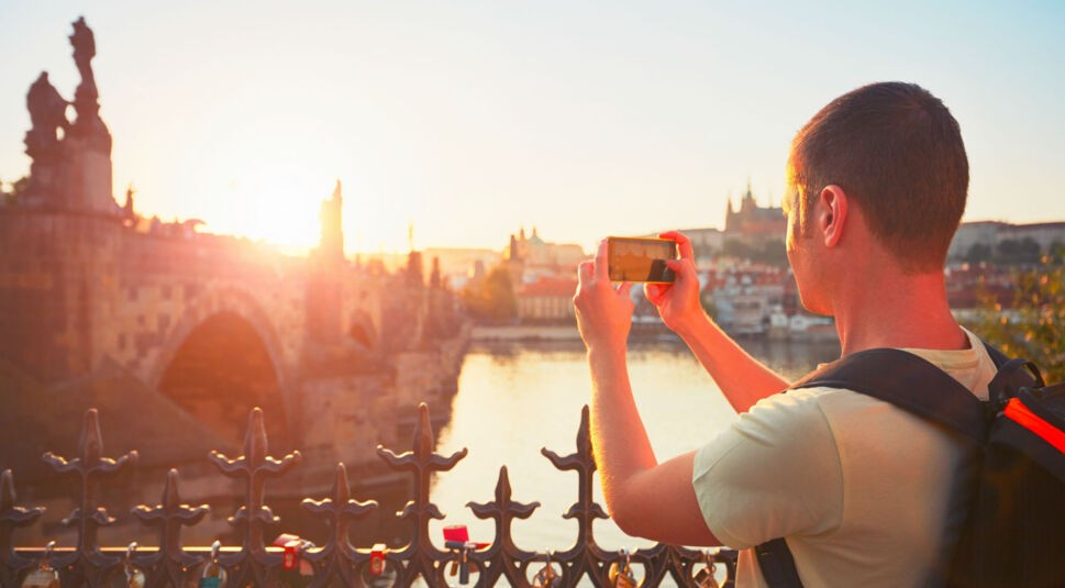 Junger Tourist filmt die Stadt mit dem Smartphone.