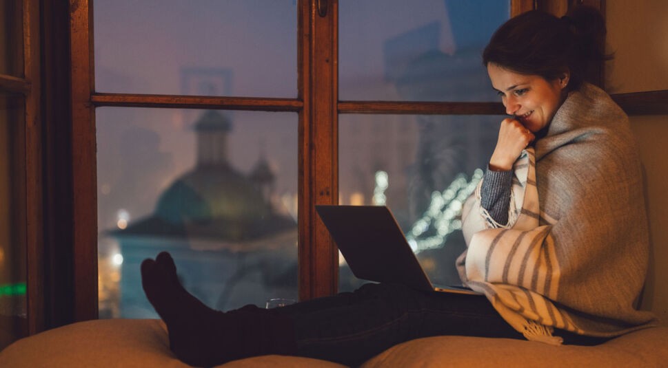 Frau besucht im Internet Website für digitalen Wichtelspaß