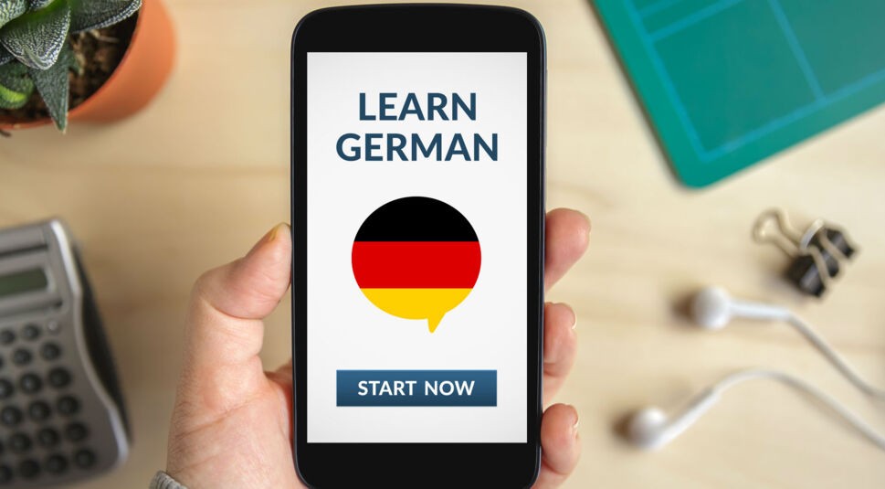  Apps können im Lernen der deutschen Sprache sehr hilfreich sein. Trotzdem ist es durchaus sinnvoll, beispielsweise Kontakte mit Tandem-Partnern zu suchen, um die eigenen Fähigkeiten weiter zu verbessern.