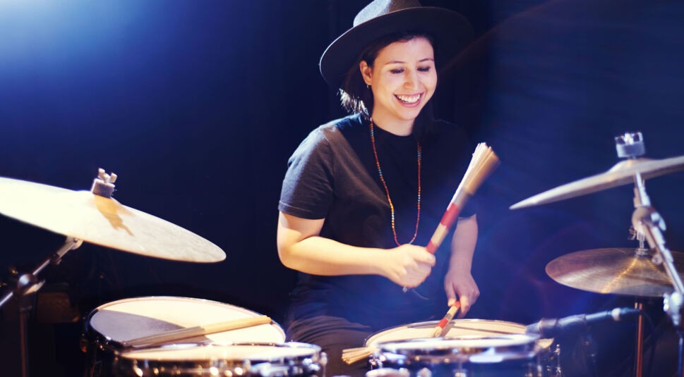 Junge Frau trommelt.