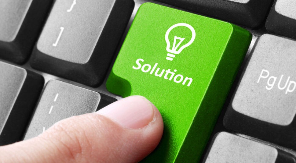 Tastatur mit grüner "Lösungen"-Taste