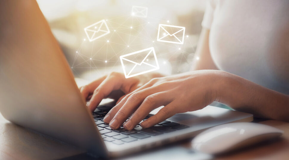 Mailflut auf einem Laptop