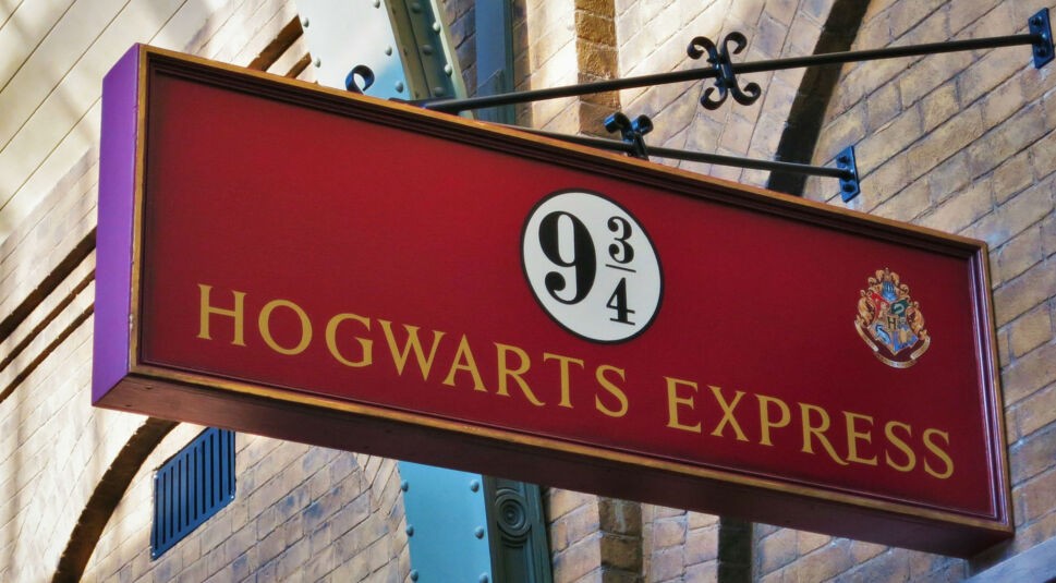 Rotes Schild des Hogwarts Express von Gleis 9 3/4.