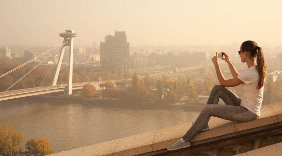 Frau nimmt Foto mit Smartphone auf