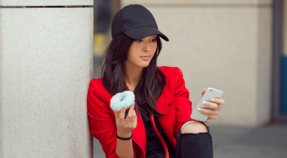 Junge Frau schreibt Nachricht am Smartphone.