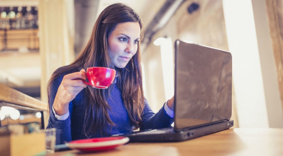 Junge Frau nutzt Discord am Laptop.
