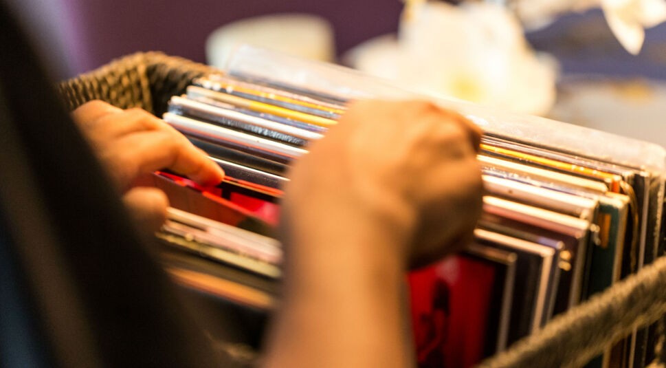 Platten für den Plattenspieler in einem Korb.