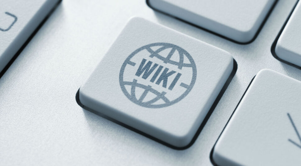 Wikipedia-Taste auf einer weißen Tastatur.