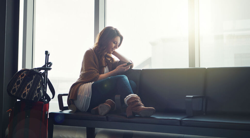 Junge Frau öffnet RAR-Datei am Smartphone.
