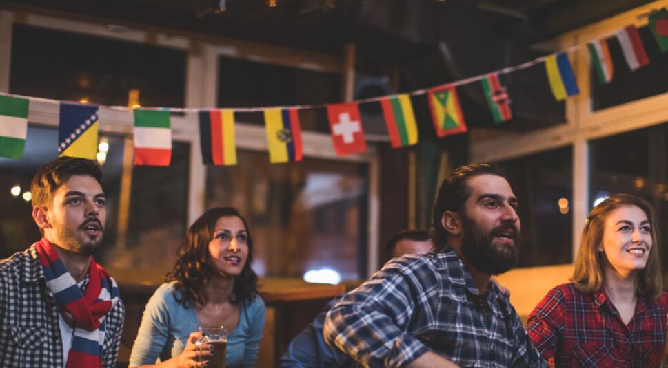 Junge Leute schauen Fußball