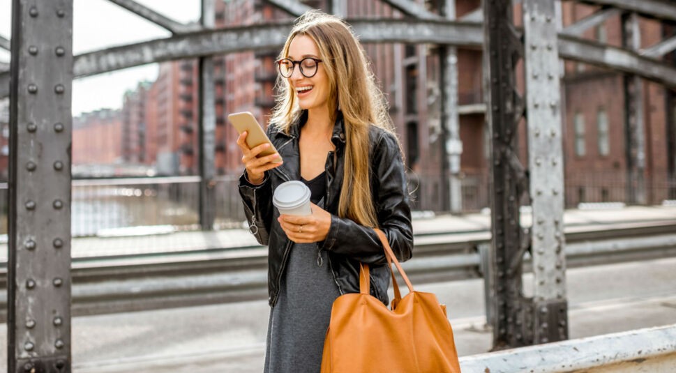 Junge Frau sieht sich Motion Stills an ihrem Smartphone an.