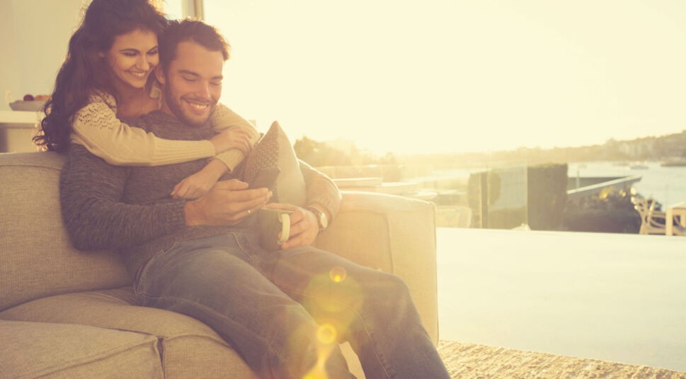 Junges Paar richtet das neue Smartphone ein.