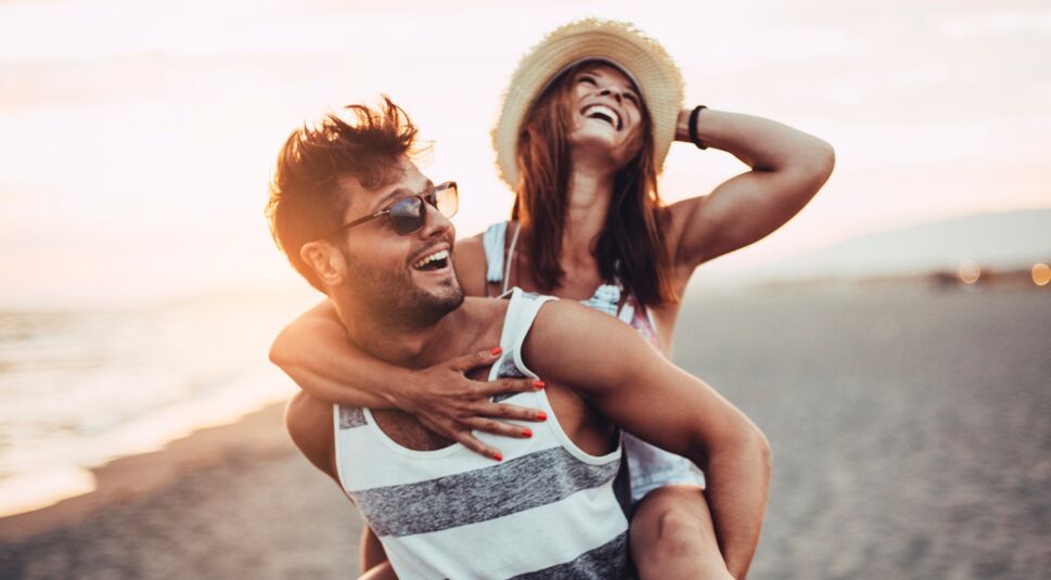 Pärchen im Urlaub am Strand